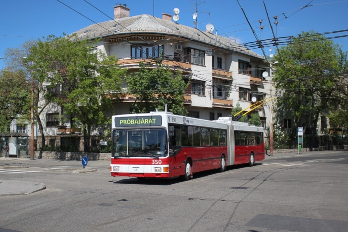 Gelenkobus 350 ex EW 040 an der Erzsébet királyné útja beim Überqueren der Hermina út